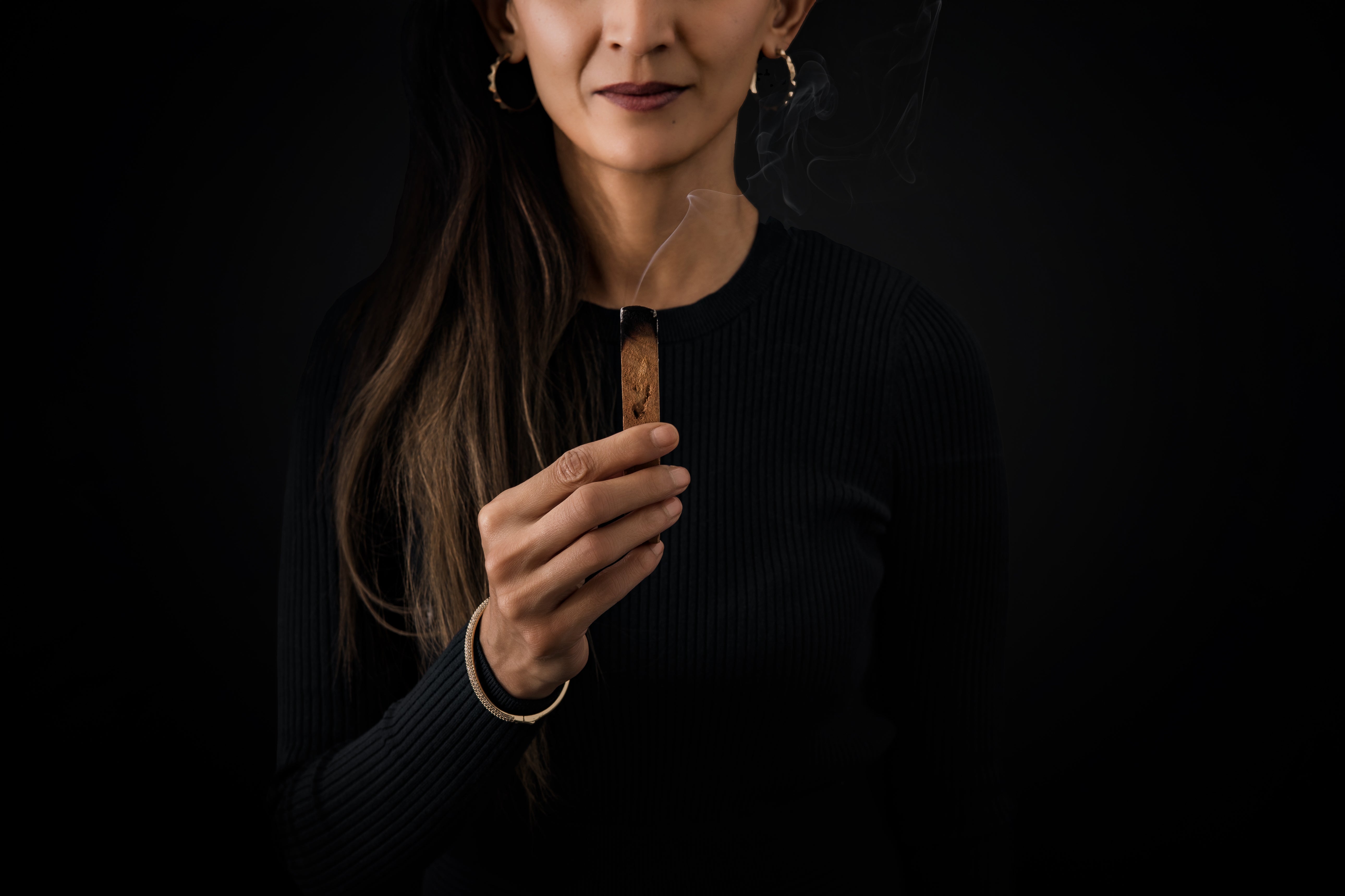 Root & Ritual-Homepage – Gallery-Founder with Palo Santo Smoke